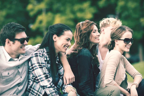 Gruppe von Studenten oder Jugendlichen beim Herumhängen — Stockfoto