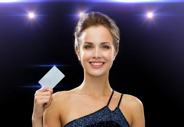 Mujer sonriente en vestido de noche con tarjeta de crédito — Foto de Stock