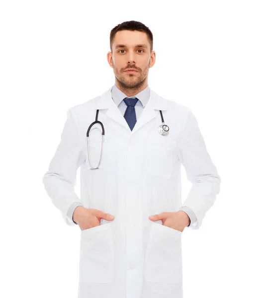 Seriöser Arzt mit Stethoskop — Stockfoto