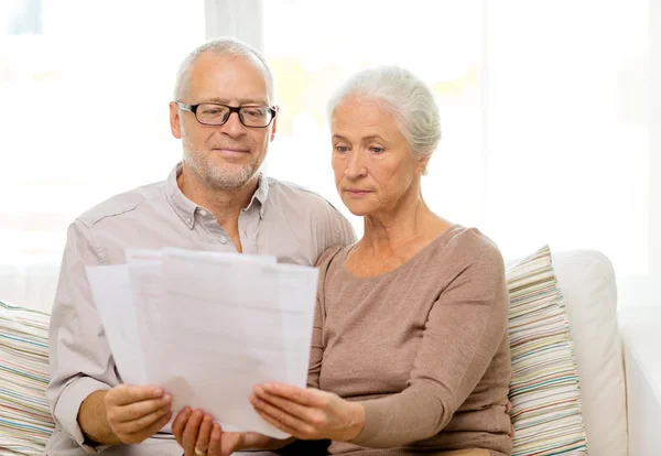 Couple sénior avec papiers à la maison — Photo