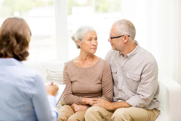 Seniorenpaar umarmt sich zu Hause — Stockfoto