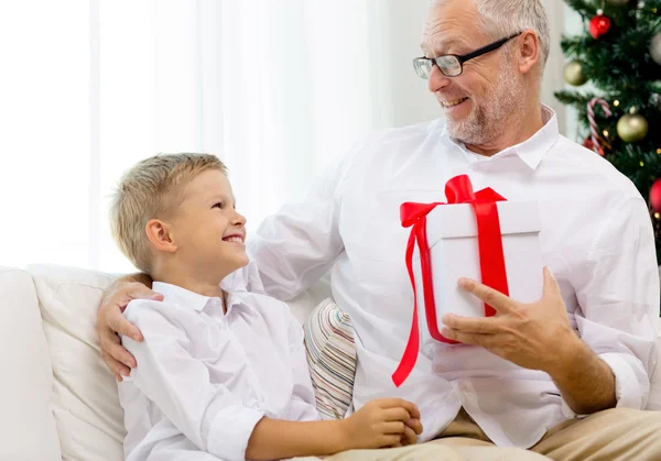 Grand-père et petit-fils souriants à la maison — Photo