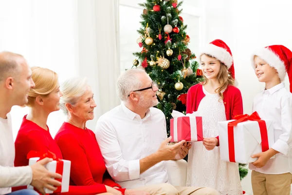 Lachende familie met geschenken thuis — Stockfoto