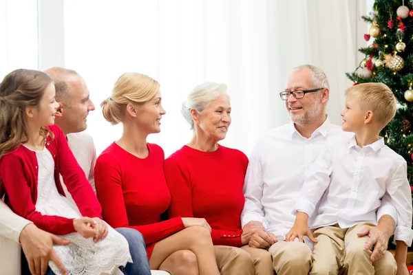 Famiglia sorridente a casa — Foto Stock