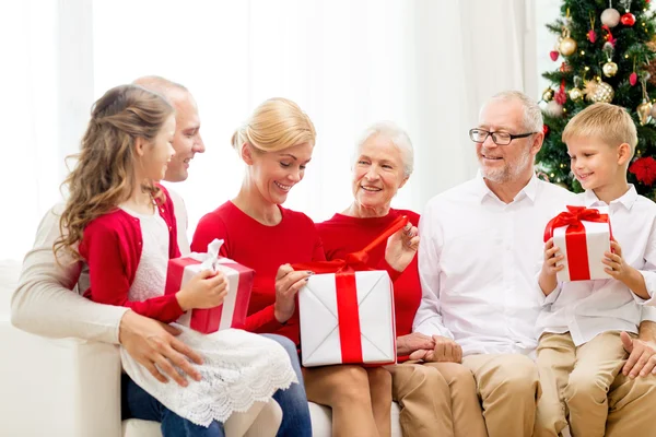Usmívající se rodina s dárky doma — Stock fotografie