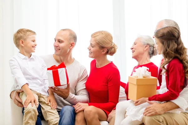 Gülümseyen aile ile evde hediye — Stok fotoğraf