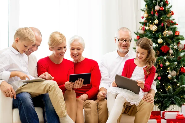 Usmívající se rodina s počítači tablet pc doma — Stock fotografie