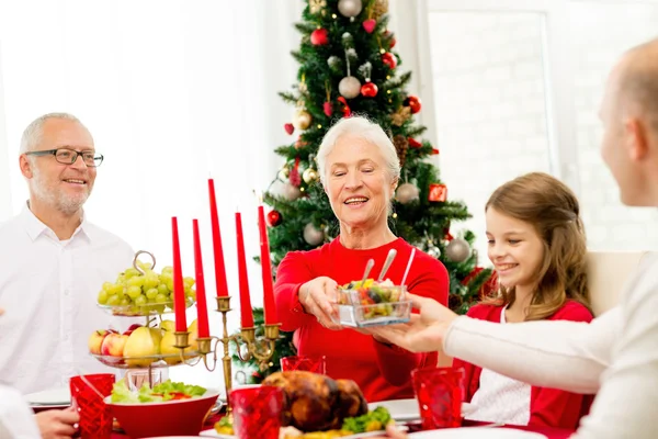 Leende familj att ha semester middag hemma — Stockfoto