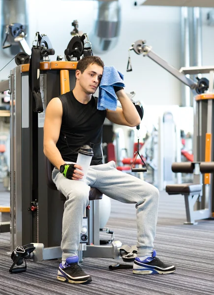 Man uitoefenen op gym machine — Stockfoto