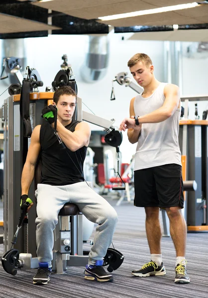 Män som tränar på gym maskin — Stockfoto