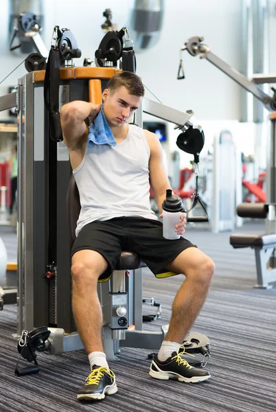 Hombre haciendo ejercicio en la máquina de gimnasio — Foto de Stock