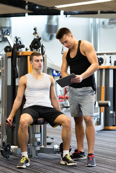 Hombre haciendo ejercicio en la máquina de gimnasio —  Fotos de Stock