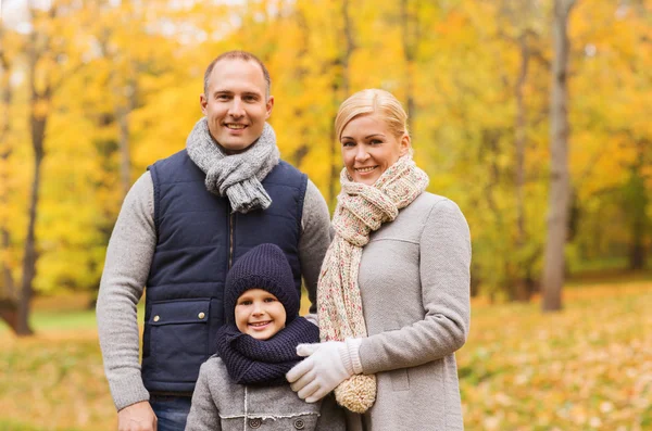 Lycklig familj i höstparken — Stockfoto