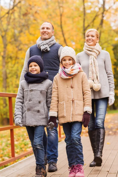 Famiglia felice nel parco autunnale — Foto Stock