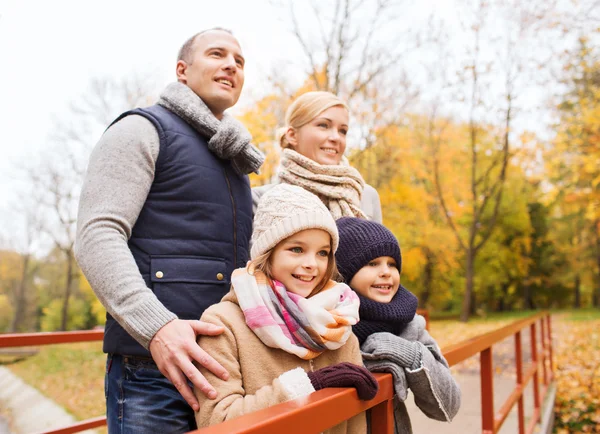 Lycklig familj i höstparken — Stockfoto