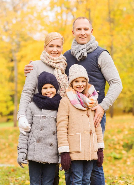 Lycklig familj i höstparken — Stockfoto