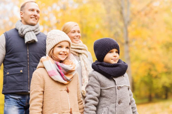 Famille heureuse dans le parc d'automne — Photo