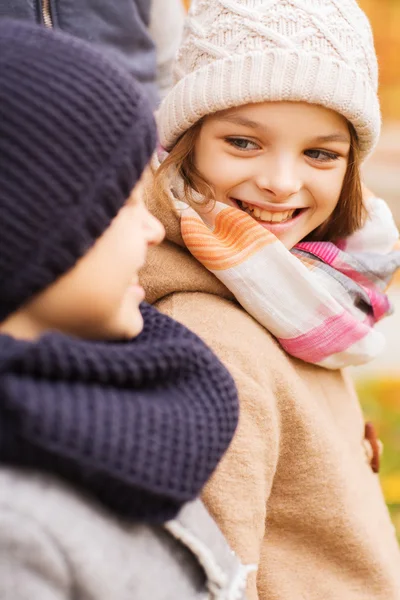 Primo piano di bambini sorridenti nel parco autunnale — Foto Stock