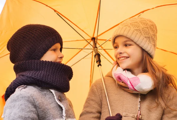 Primer plano de los niños sonrientes en el parque de otoño —  Fotos de Stock