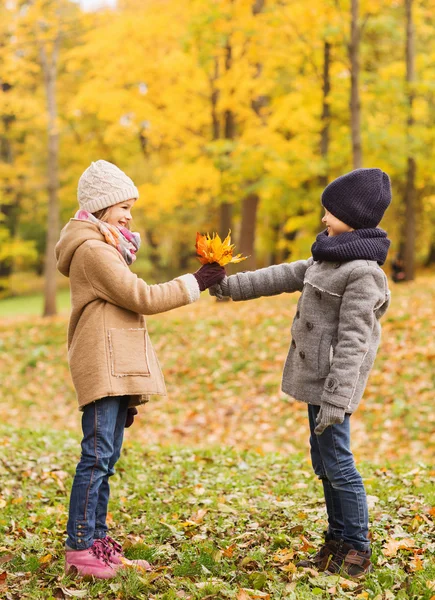 Uśmiechnięte dzieci w parku jesień — Zdjęcie stockowe