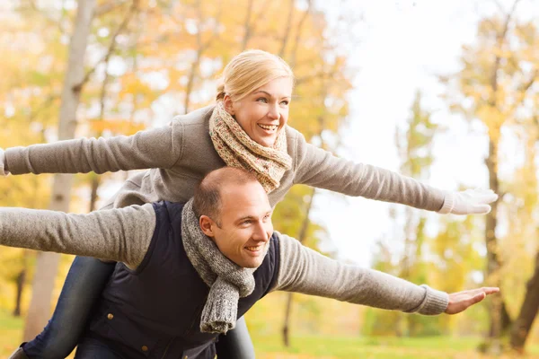 Leende par att ha roligt i höst park — Stockfoto