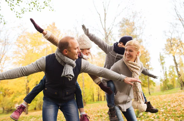 Famiglia felice divertirsi nel parco autunnale — Foto Stock