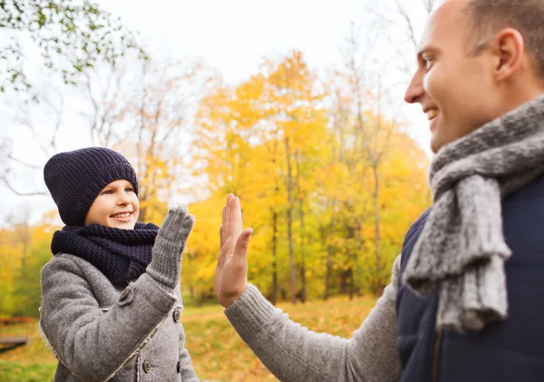 Feliz padre e hijo haciendo cinco en el parque — Foto de Stock