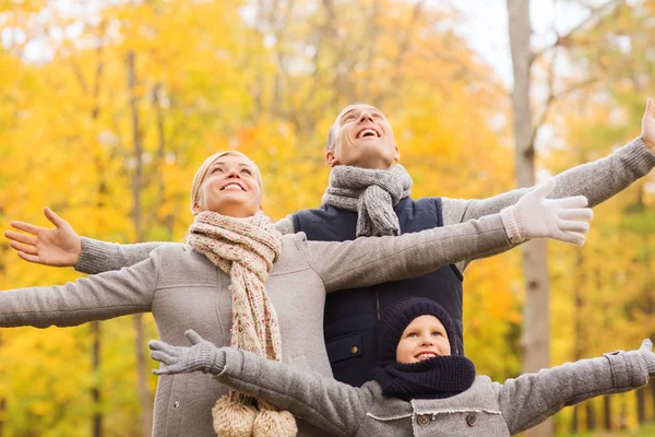 Familia feliz divertirse en el parque de otoño — Foto de Stock