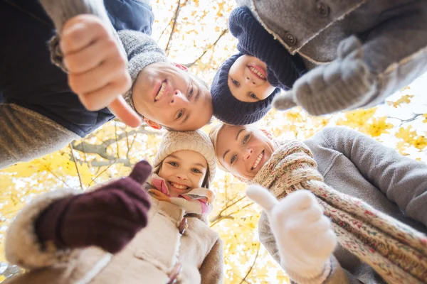 Lycklig familj i höstparken — Stockfoto