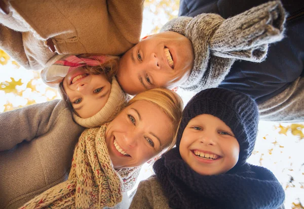 Lycklig familj i höstparken — Stockfoto