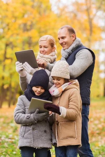 Famiglia felice con tablet pc nel parco autunnale — Foto Stock