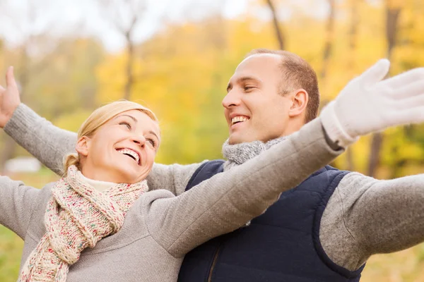 Усміхнена пара в осінньому парку Стокова Картинка