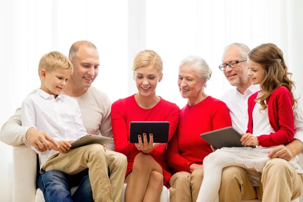 Uśmiechający się rodziny z komputerów typu tablet pc w domu — Zdjęcie stockowe