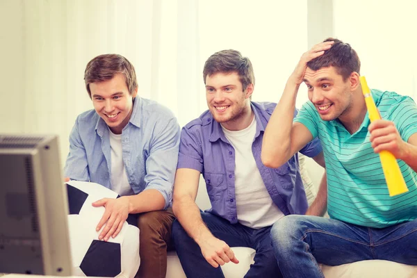 Glückliche männliche Freunde mit Fußball und Vuvuzela — Stockfoto