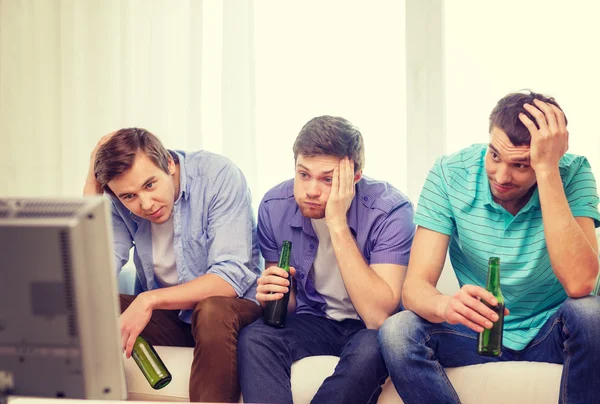 Triest mannelijke vrienden met bier kijken naar sport — Stockfoto
