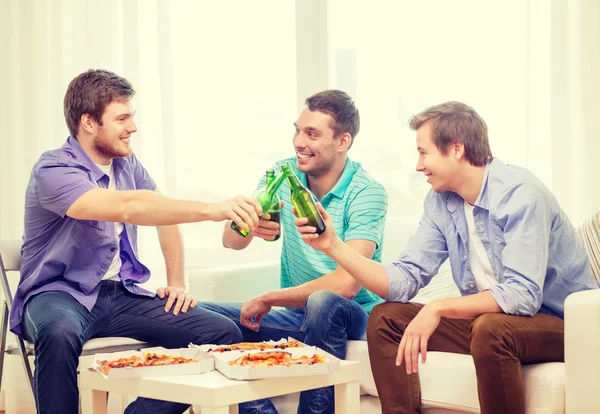 Smiling friends with beer and pizza hanging out — Stock Photo, Image