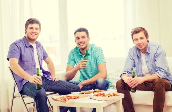 Amigos sorridentes com cerveja e pizza sair — Fotografia de Stock