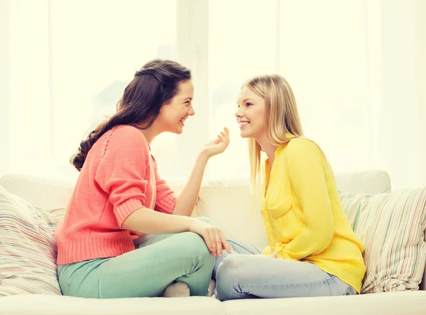 Two girlfriends having a talk at home — Stock Photo, Image