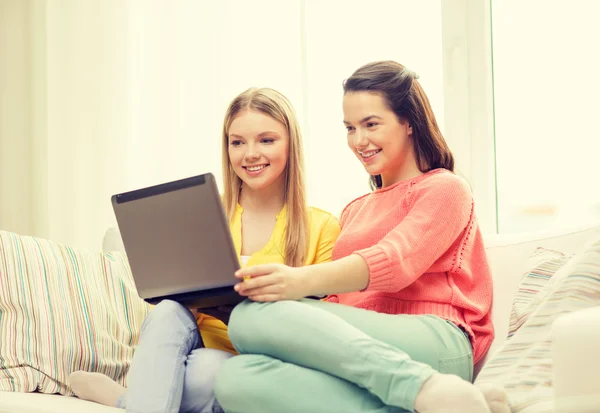 Zwei lächelnde Teenager-Mädchen mit Laptop zu Hause — Stockfoto