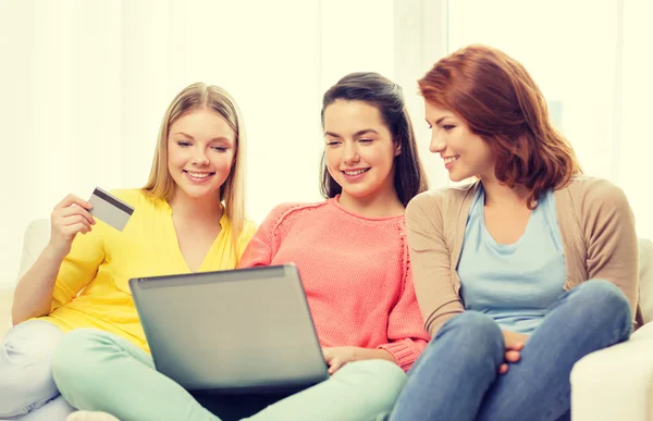 Chicas adolescentes sonrientes con computadora portátil y tarjeta de crédito —  Fotos de Stock