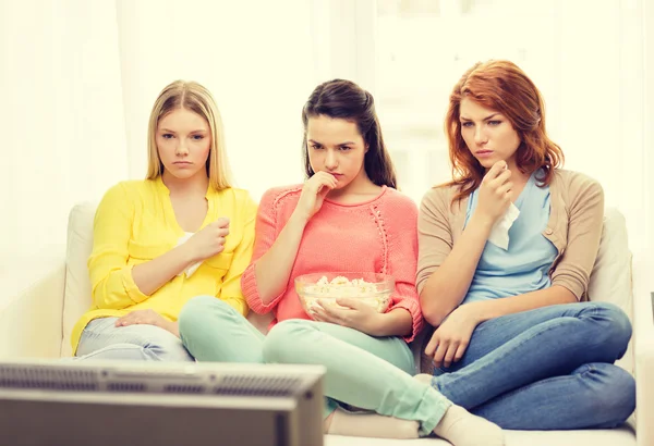 Três triste adolescente assistindo tv em casa — Fotografia de Stock