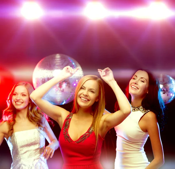 Trois femmes souriantes dansant dans le club — Photo