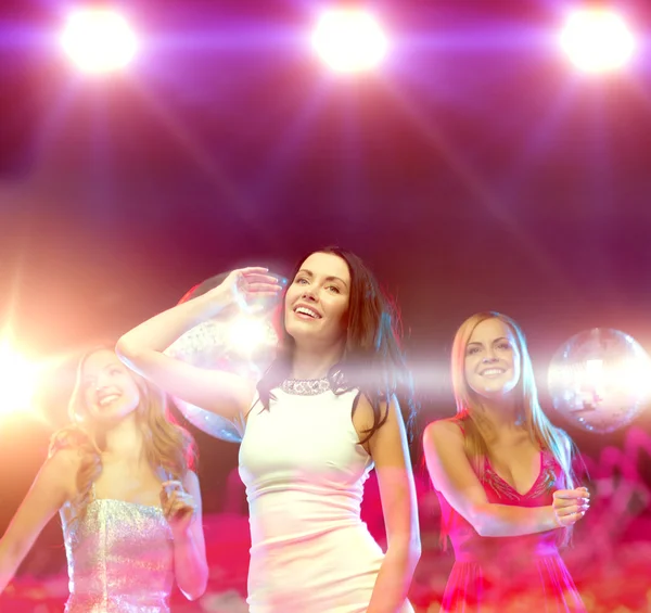 Tres mujeres sonrientes bailando en el club —  Fotos de Stock