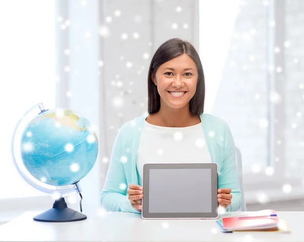 Usměvavá mladá žena s zeměkoule a tablet pc — Stock fotografie