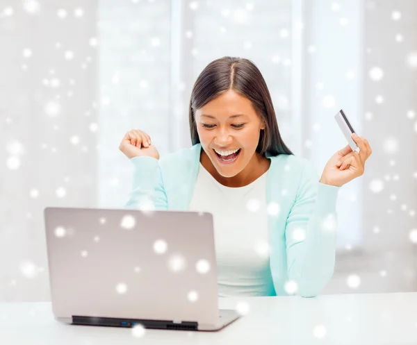 Businesswoman with laptop and credit card — Stock Photo, Image