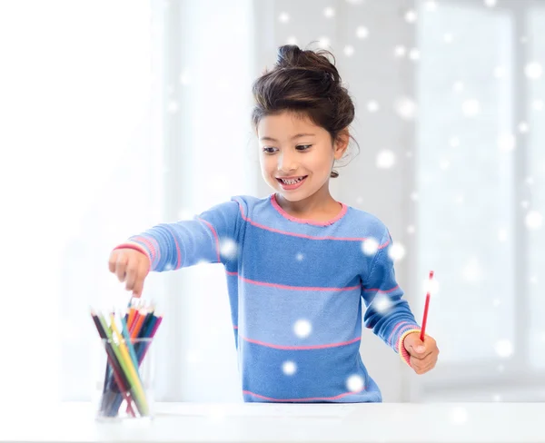 Sorrindo menina com lápis desenho em casa — Fotografia de Stock