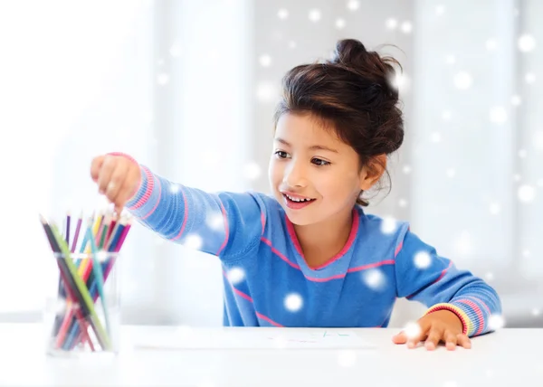 Niña sonriente con lápices dibujando en casa — Foto de Stock