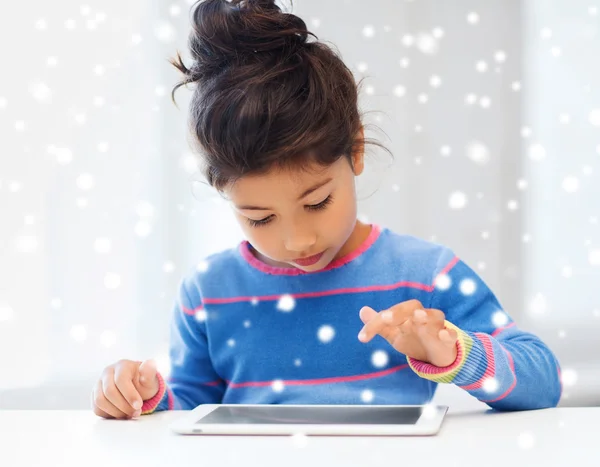 Dziewczyna z komputera typu tablet w domu — Zdjęcie stockowe