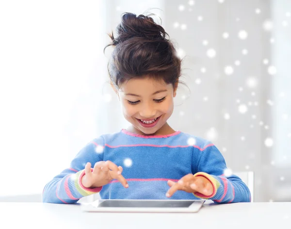 Fille souriante avec tablette pc à la maison — Photo