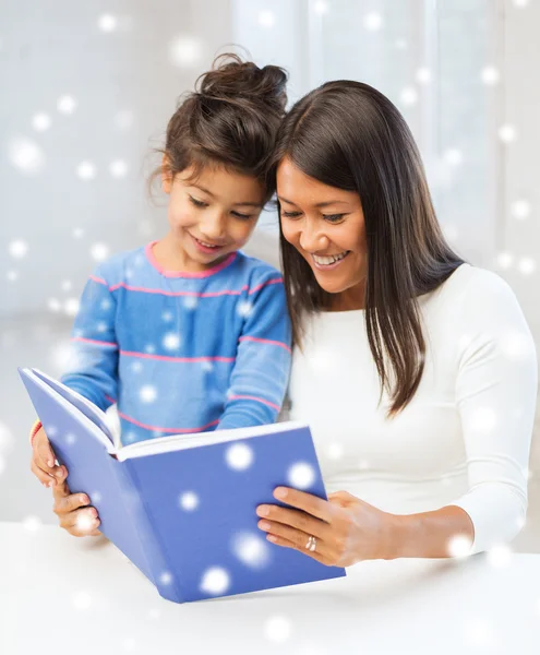 Madre e figlia con libro al chiuso — Foto Stock